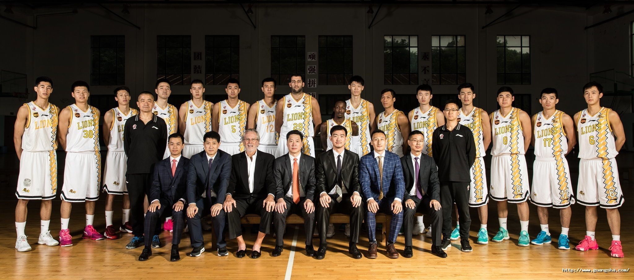 2017-2018赛季CBA浙江广厦篮球俱乐部教练组成员和全体球员合影.jpg